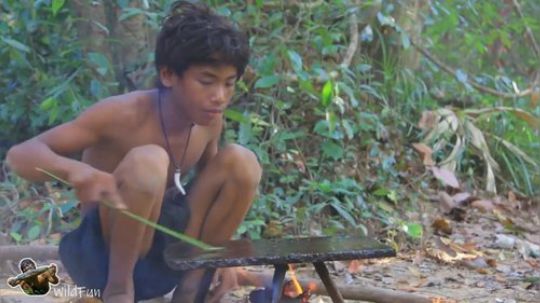 【荒野熊孩】睡醒发现蜘蛛侠在偷吃鲜美的石板烤鱼！打死你