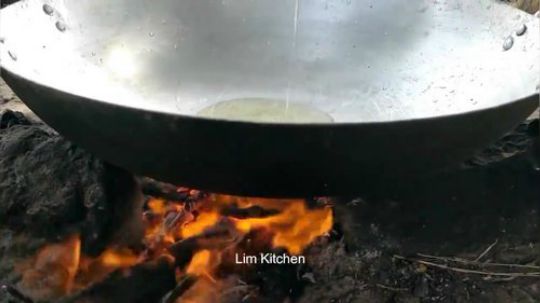 【荒野熊孩】熊孩子教你制作美味的油葱炒蟋蟀！