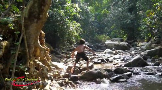 【荒野熊孩】河里发现了一条大鲶鱼！赶紧抓上来烤