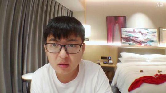 我在斗鱼看火力堂主直播户外