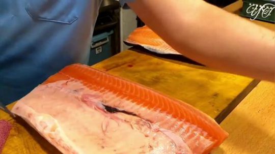 【38斤的全体三文鱼变成刺身】刚刚上水不够24小时