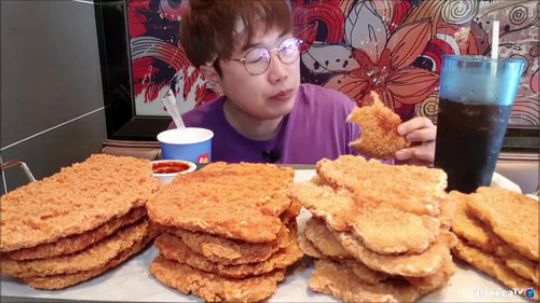 【韩国吃播宵夜哥】吃满满一桌子的猪排