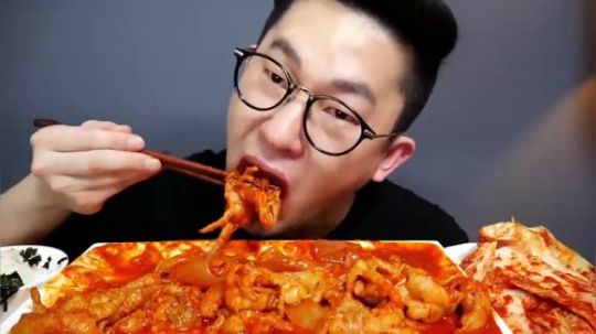 【大口吃播】眼镜巨口小哥大宽粉配饭还有鸡爪肉和泡菜大口吞咽