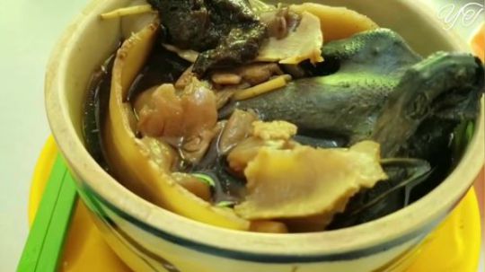 【越南人叫毒鸡 煮法是清炖和各种药材一起】