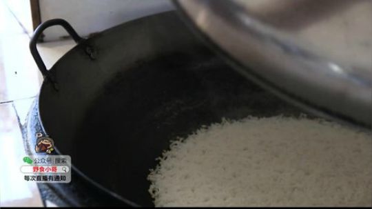 我在斗鱼看野食小哥直播美食