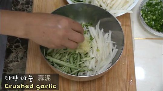 中文字幕：韩国兴森一家人，吃加冰块的辣生鱼汤，冰凉爽口