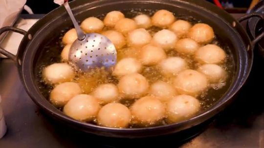 【韩国街头美食】韩国街头油炸美食，像极了国内的…………？