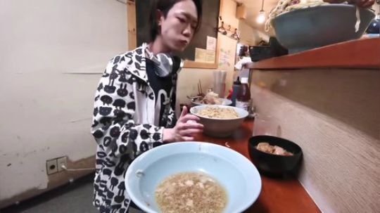 【日本耳机小哥】吃6kg富士丸肉排鸡蛋拉面