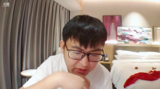 我在斗鱼看火力堂主直播户外