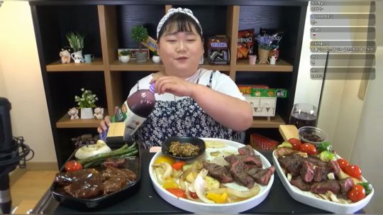 【韩国吃播】胖妞吃洋葱黑椒牛排+西瓜+蛋糕