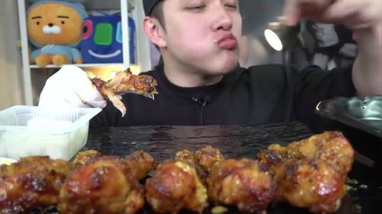 【大口吃播】韩国深渊巨口小哥烧鸡腿配合美式芥末和萝卜小菜