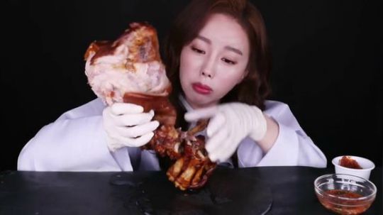 新 【Ssoyoung】 吃整个猪脚 猪蹄