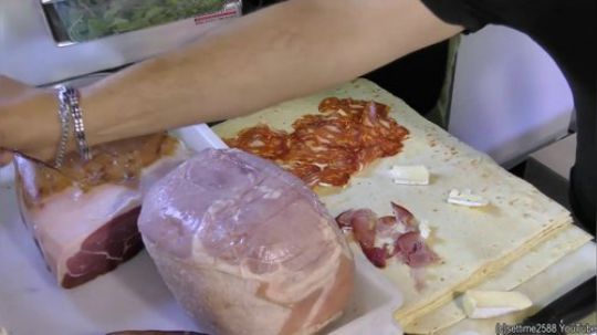 意大利铁板卷饼-夹火腿、起司、菜-意大利街头美食