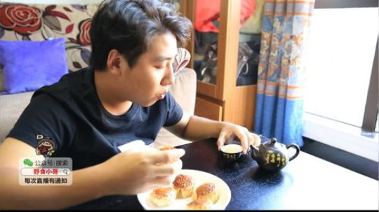 我在斗鱼看野食小哥直播美食