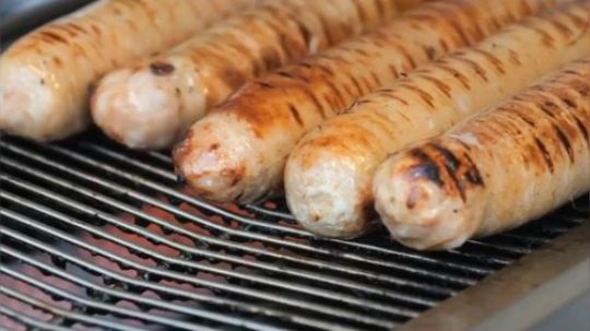 手工制猪网油香肠香烤