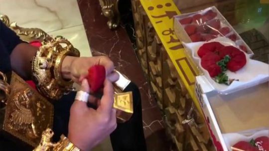 【戴18斤黄金首饰的泰国土豪吃着120元一颗日本草莓】