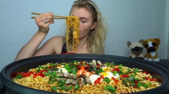 【 金发安妮】孤独地烹饪火鸡面.