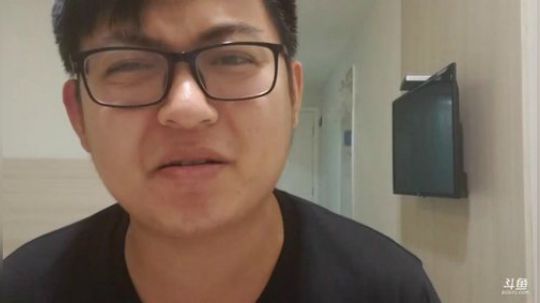 我在斗鱼看火力堂主直播户外