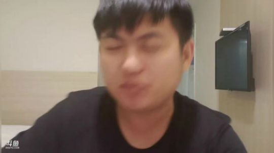 我在斗鱼看火力堂主直播户外