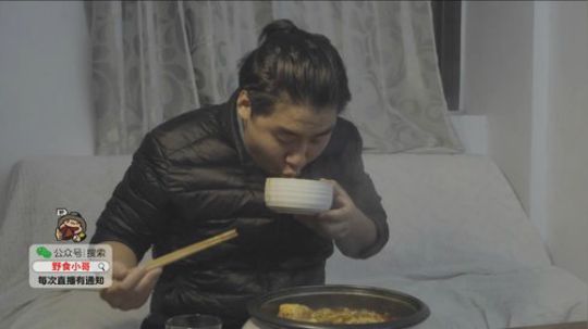 我在斗鱼看野食小哥直播美食