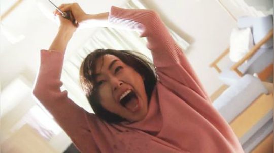 女子一直隐藏着一个秘密，被邻居发现后，她竟发疯要杀了邻居
