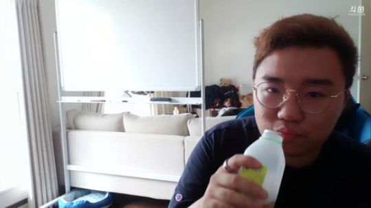 顾影无如白发何丶发布了一个斗鱼视频2019-07-23