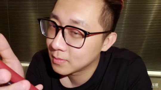 我在斗鱼看小鱼小鱼吃虾米直播户外