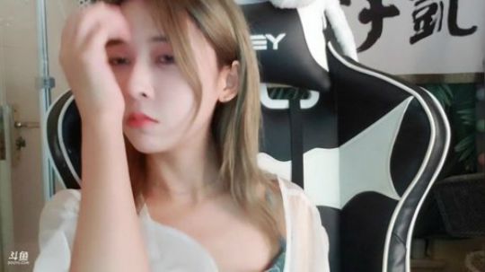 烙铁扎心了发布了一个斗鱼视频2019-07-25