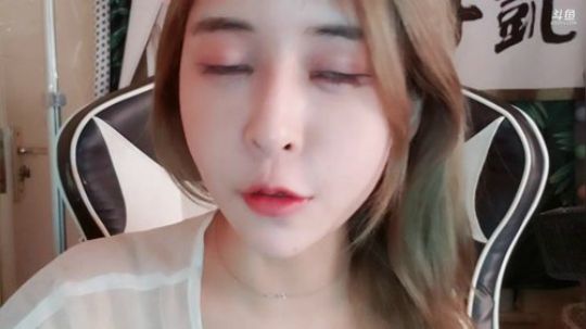 烙铁扎心了发布了一个斗鱼视频2019-07-25