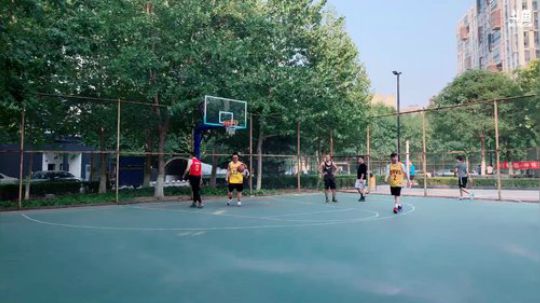 詹姆斯又要扣篮了。 2019-07-26 17点场