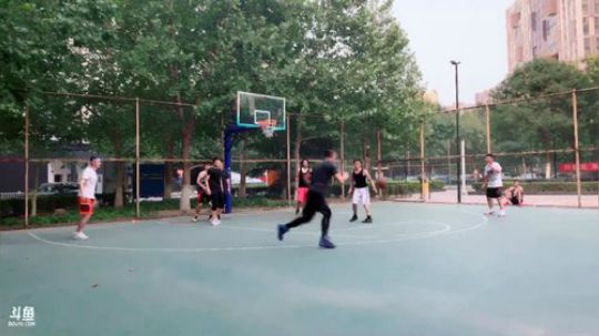 詹姆斯又要扣篮了。 2019-07-26 18点场