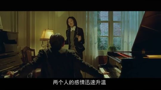 女子有一个神秘琴谱，只要飞速弹奏，就可以穿越回20年前