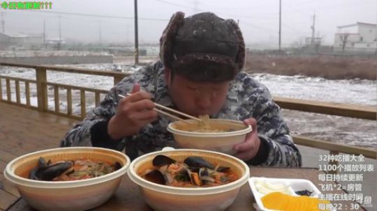 我在斗鱼看暖声小靖哥直播美食