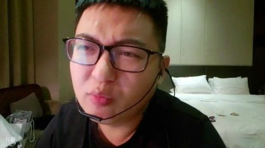 我在斗鱼看火力堂主直播户外