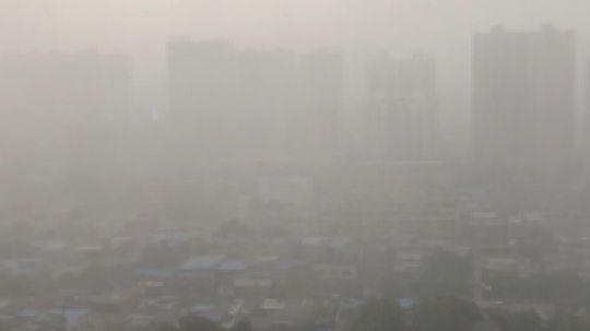 5分钟前还是大晴天，突然就雷阵雨了，有人渡劫？