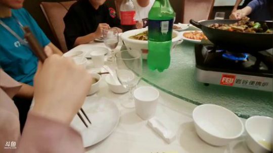 我在斗鱼看火力堂主直播户外