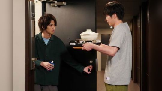 男子丧妻后，深夜去新搬来的男邻居家，只为做这一件事情