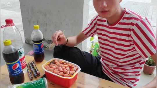 我在斗鱼看叶子户外直播户外