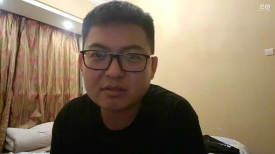 我在斗鱼看火力堂主直播户外