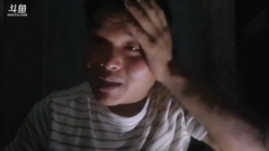 我在斗鱼看乡嘎嘎儿的男人直播美食