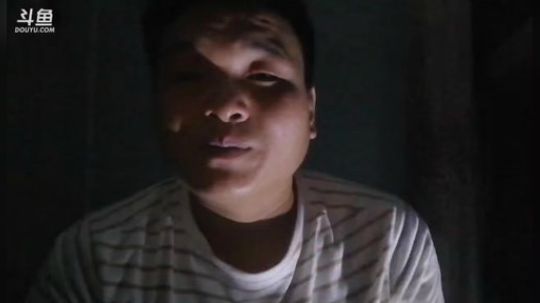 我在斗鱼看乡嘎嘎儿的男人直播美食