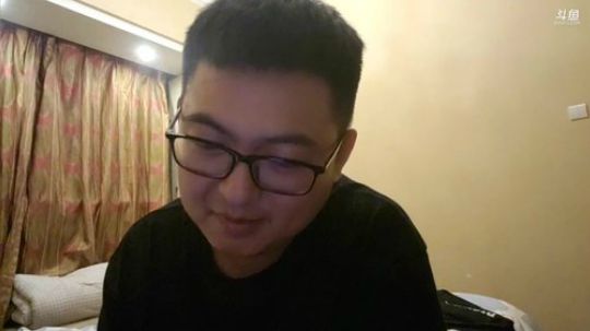 我在斗鱼看火力堂主直播户外