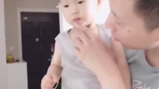 我娃以后肯定跟我一样歌唱的贼好～