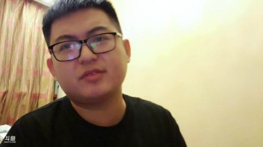 我在斗鱼看火力堂主直播户外