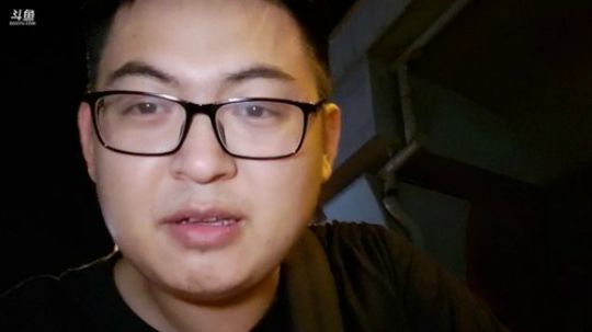 我在斗鱼看火力堂主直播户外