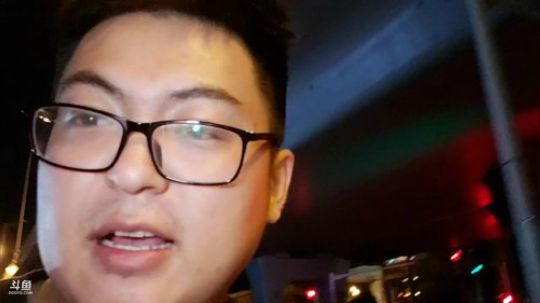 我在斗鱼看火力堂主直播户外
