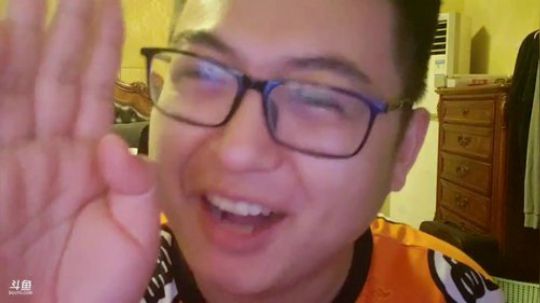 我在斗鱼看火力堂主直播户外
