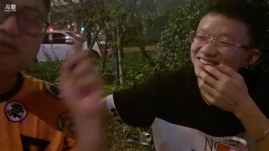 我在斗鱼看火力堂主直播户外