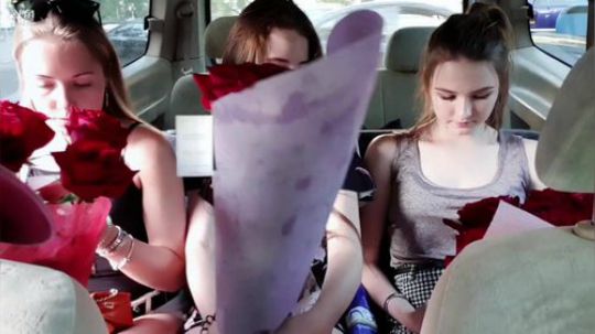 带美女感受异国风情。 2019-08-02 20点场