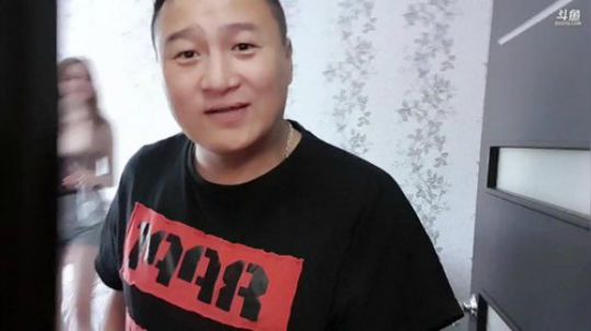 带美女感受异国风情。 2019-08-02 16点场